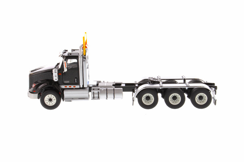 1:50 International HX620 Tridem Tractor - Negro Metálico, 71009