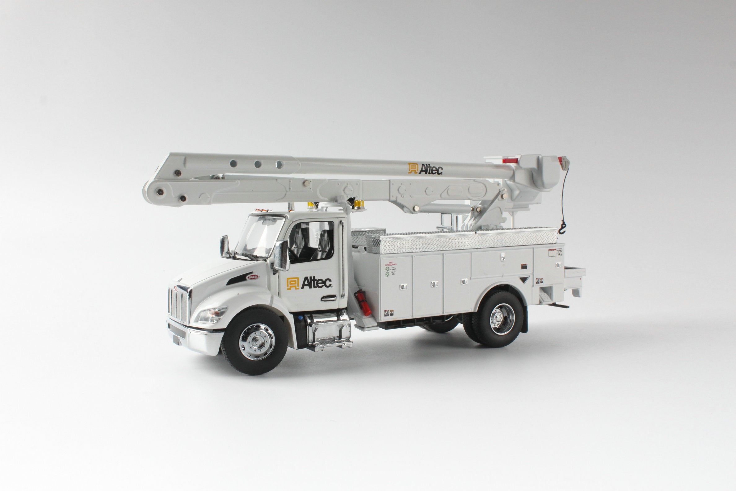 1:32 Peterbilt 536 cab with Altec AA55 Aerial - White Truck/White Body ...